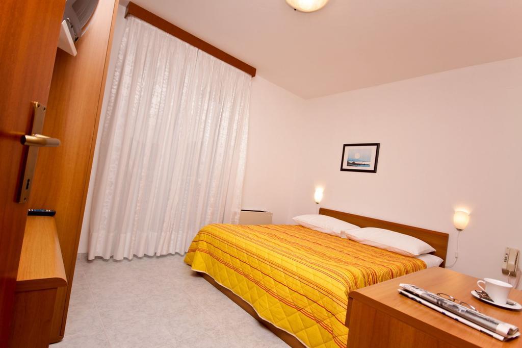 Hotel Carmen Krnica Bagian luar foto