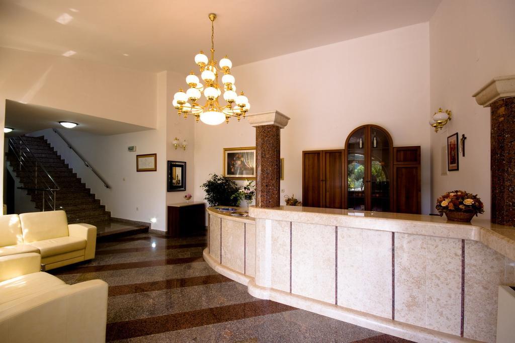 Hotel Carmen Krnica Bagian luar foto
